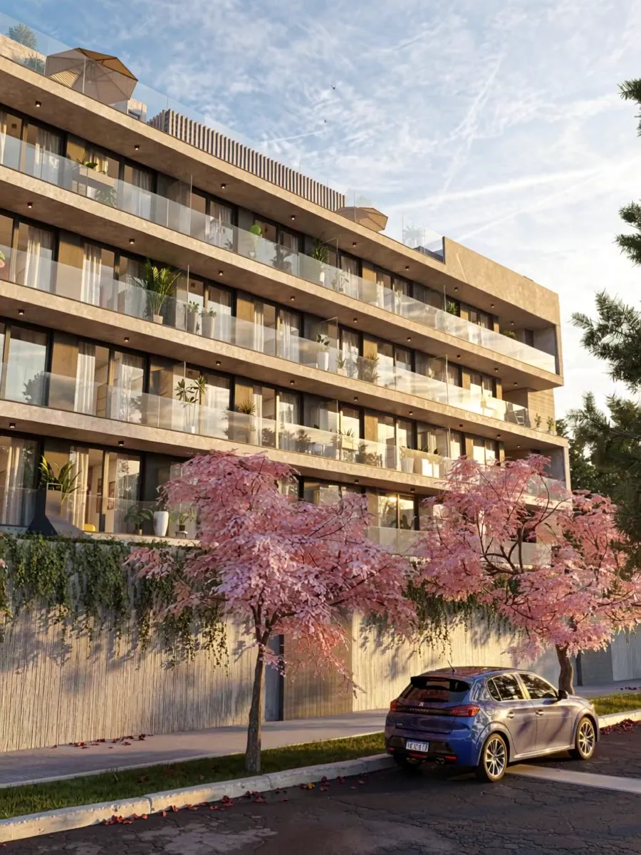 Fachada lateral con lapachos y balcones